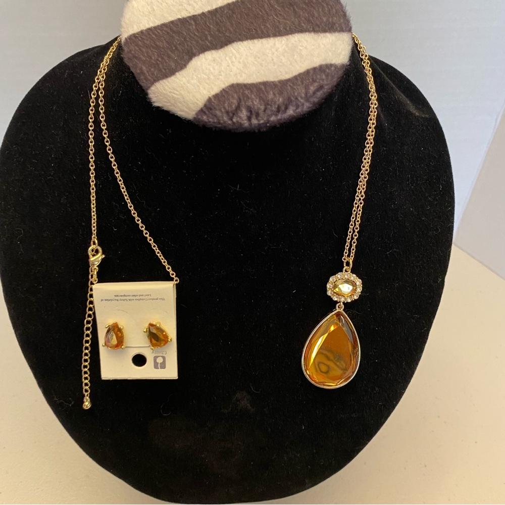 NWT amber teardrop pendant necklace & earring set 16in adjustable chain